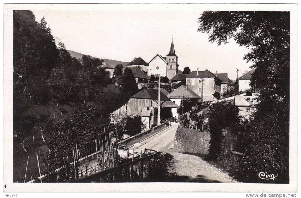 Cpa Du 73 - Le Chatelard En Bauges - Entrée Du Bourg - L'Eglise Et Les Ecoles - Le Chatelard