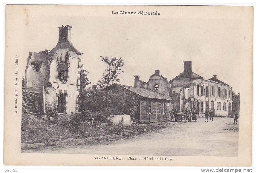 BAZANCOURT - Place Et Hôtel De La Gare (La Marne Dévastée) - Bazancourt