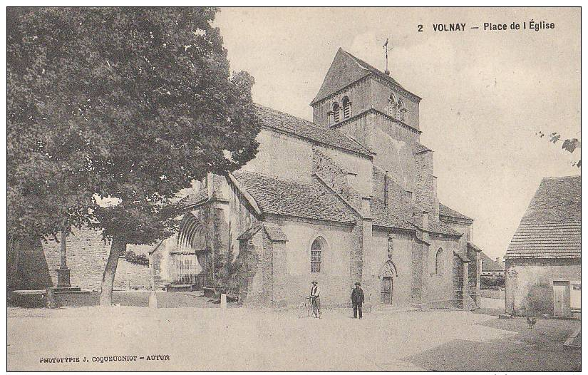 21 VOLNAY  Coin Du VILLAGE Hommes Devant L' EGLISE - Autres & Non Classés