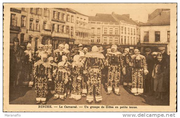 BINCHE. Le Carnaval. Un Groupe De Gilles En Petite Tenue - Binche