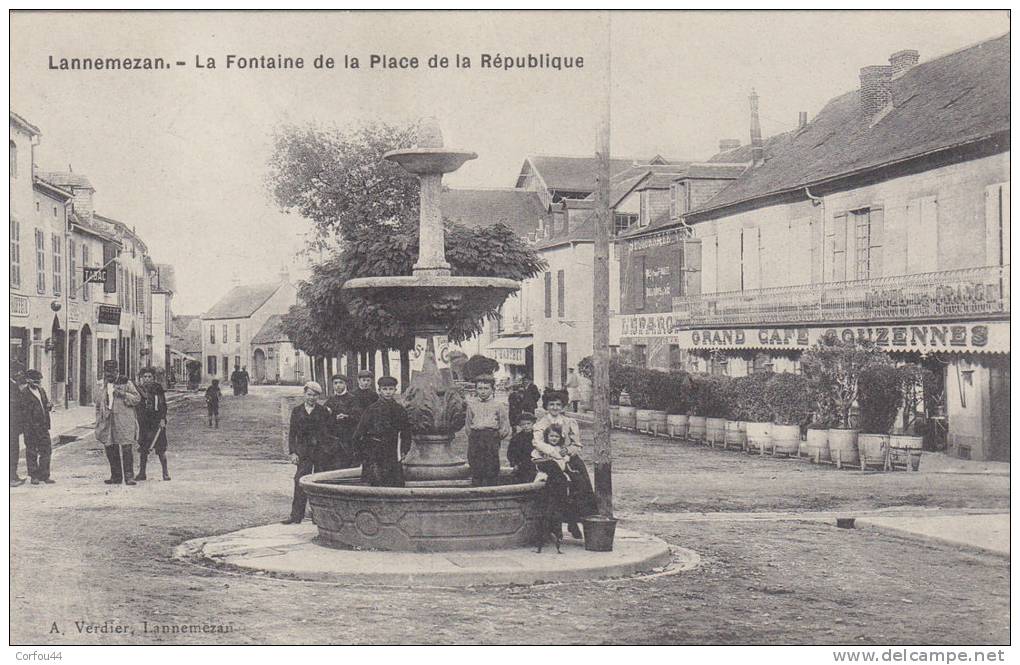 LANNEMEZAN : Le Grand Café GOUZENNES Et La Fontaine - - Lannemezan