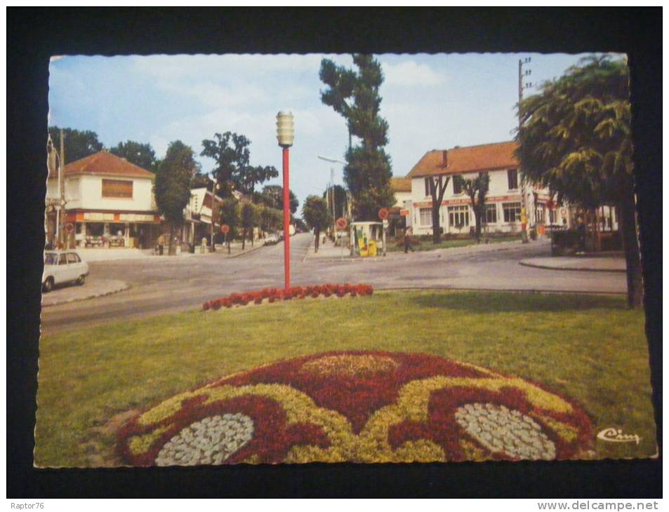 CPM SAINTE GENEVIEVE DES BOIS  Place De La Gare - Sainte Genevieve Des Bois