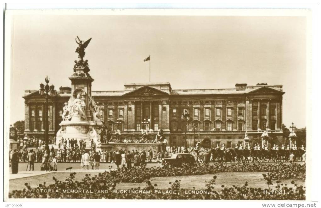 UK, United Kingdom, Victoria Memorial And Buckingham Palace, London, 1930s-1940s Unused Real Photo Postcard [P7795] - Buckingham Palace