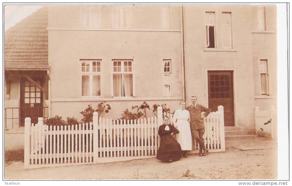 Neustrelitz Einzelhaus Belebt Familie Am Gartenzaun Schild Schnellste Anfertigung Von Stoffknöpfen 21.8.1921 Datiert - Neustrelitz