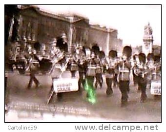 ENGLAND BUCKINGHAM  PALACE  E GUARDS  BANDAFTER CHANGING OF GUARD   V1954   DL383 - Buckingham Palace