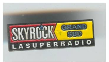 Pin´s - MEDIA - RADIO - SKYROCK Grand Sud - Rare - A Voir ! - Ohne Zuordnung