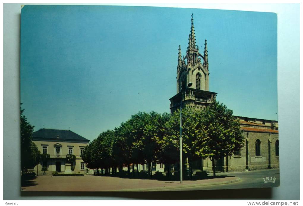 D 42 - Feurs - La Place De L'hôtel De Vile Et L'église - Feurs