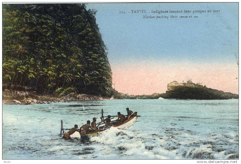 CPA    (TAHITI) Indigenes Lançant Leur Pirogue En Mer - Tahiti