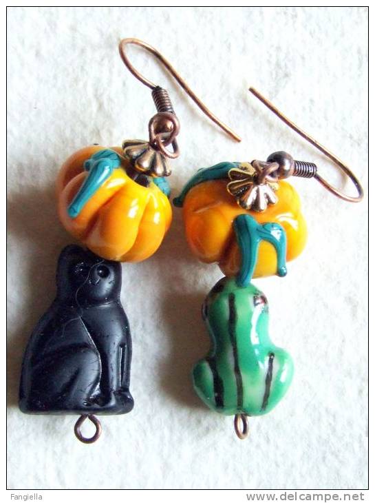 Boucles D'oreilles Citrouilles De Chez Jacquelina-G Chat Noir Et Grenouille En Verre  Hauteur Totale Environ 54mm - Ohrringe