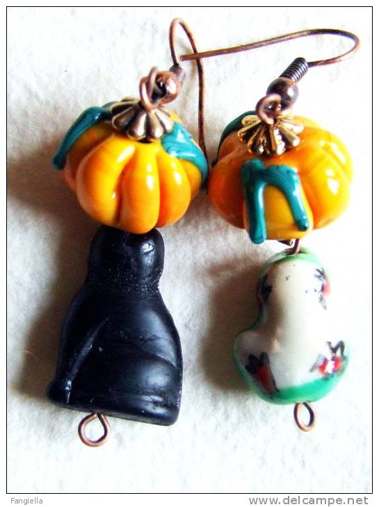 Boucles D'oreilles Citrouilles De Chez Jacquelina-G Chat Noir Et Grenouille En Verre  Hauteur Totale Environ 54mm - Aretes