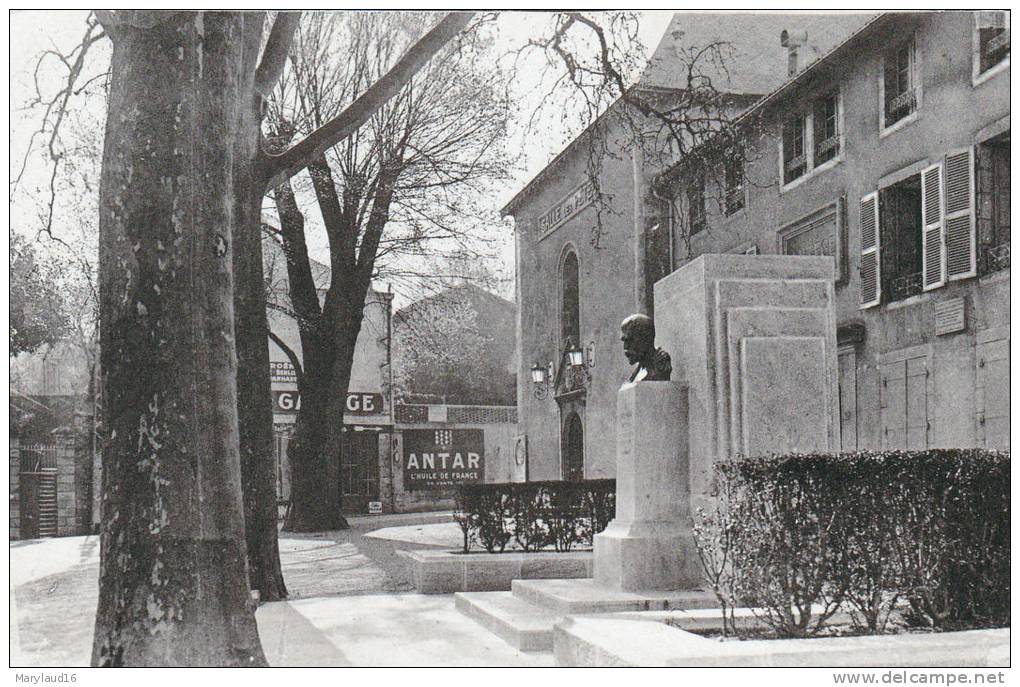 Confolens- Devant Le Collège, Monument Du Dr Roux. - Confolens