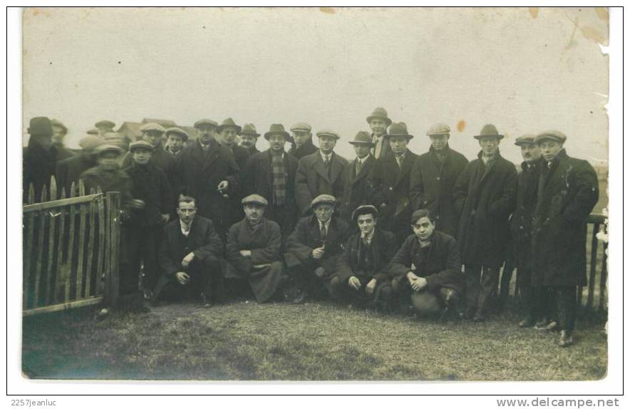 CARTE PHOTO Un Groupe D'Hommes Dans Les Année 1930 à 1940 - Betogingen