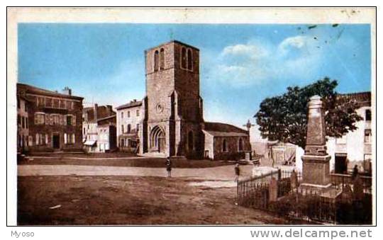 42  ST JEAN SOLEYMIEUX Alt 748m Place Publique Eglise Et Monument Aux Morts - Saint Jean Soleymieux