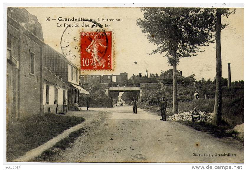 GRANDVILLIERS - L'Entrée Sud ,le Pont Du Chemin De Fer - Grandvilliers