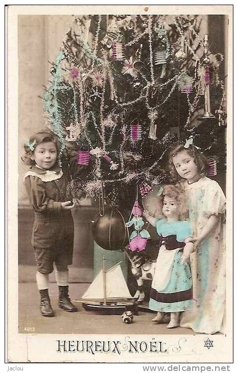 ENFANTS DEVANT SAPIN DE NOEL AVEC JOUETS ,BATEAU,POUPEE  REF 23631 - Andere & Zonder Classificatie