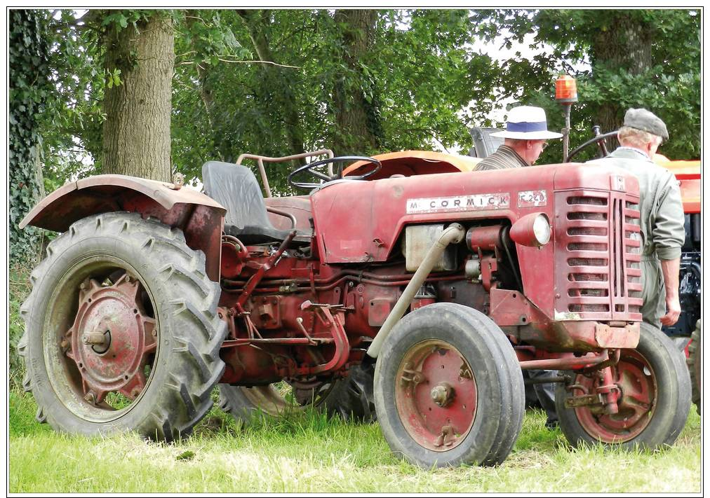 CPM - TRACTEUR Mc CORMICK F240 - Plouguenast 22 - Vieux Métiers - Tirage Limité - Tractores