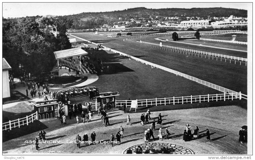 VICHY...LE CHAMP DE COURSES....CPSM PETIT FORMAT  ANIMEE - Hippisme