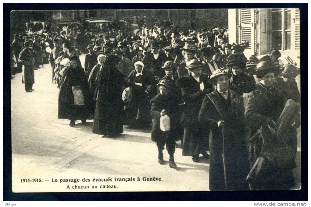 CPA. SUISSE. GUERRE 1914-1915. Le Passage Des évacués Français à Genève. A Chacun Un Cadeau. - Guerre 1914-18