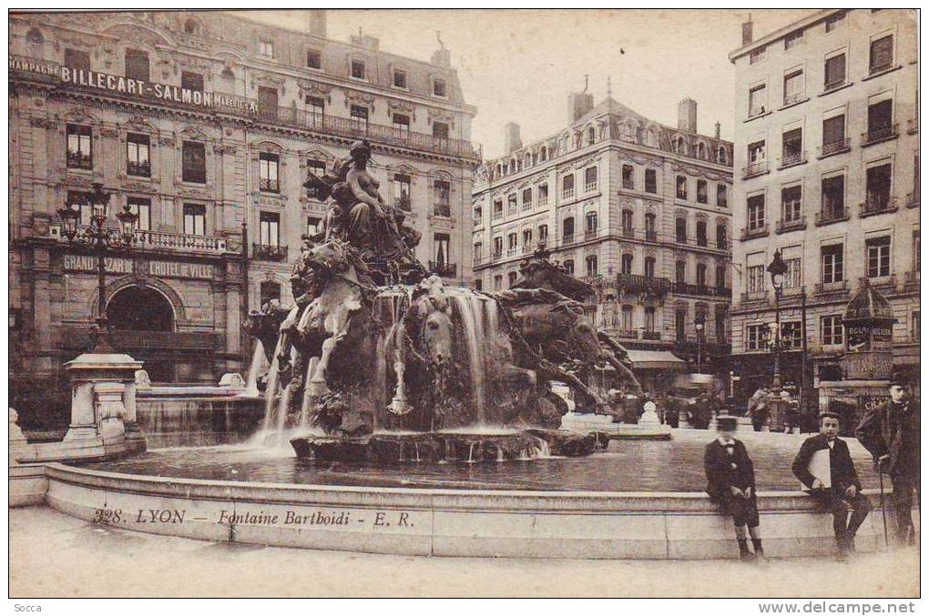 LYON - Fontaine Barthoidi - Superbe Animation - Autres & Non Classés