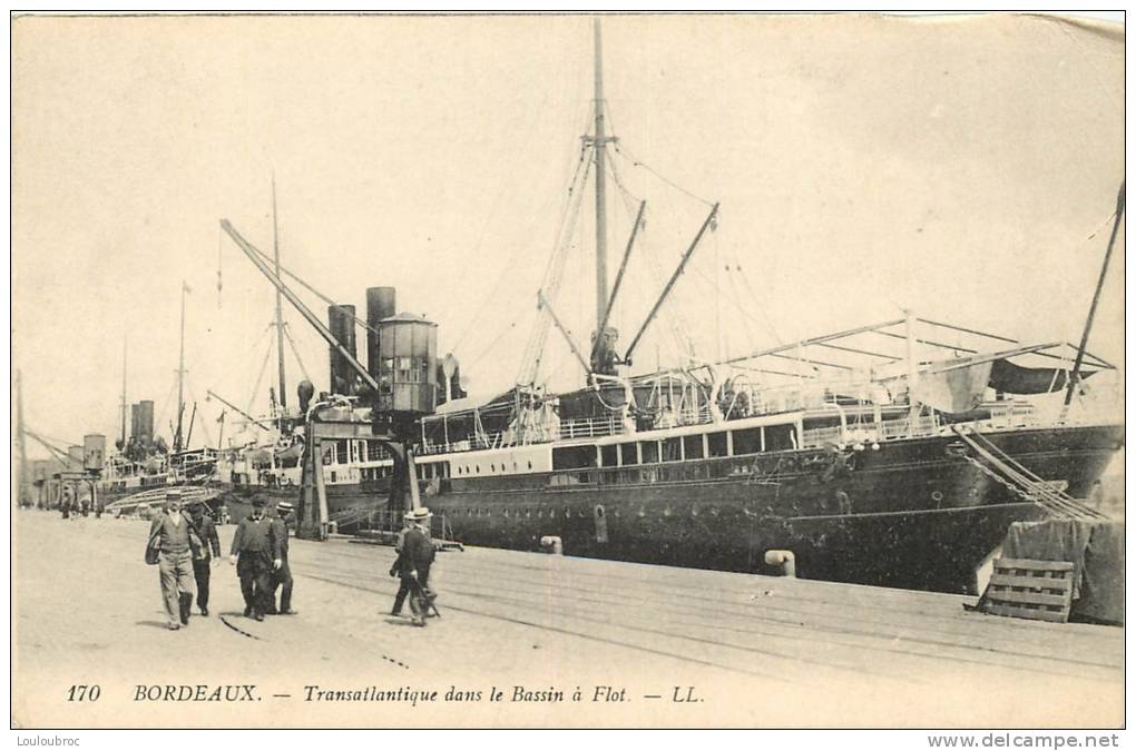 PAQUEBOT TRANSATLANTIQUE DANS LE BASSIN A FLOT A BORDEAUX - Steamers