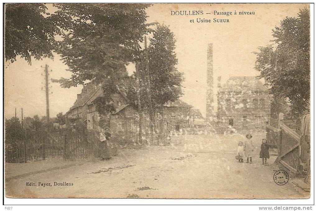 N°534 - Doullens - Vue Animée Devant L´Usine Sueur Et Le Passage à Niveau - Doullens