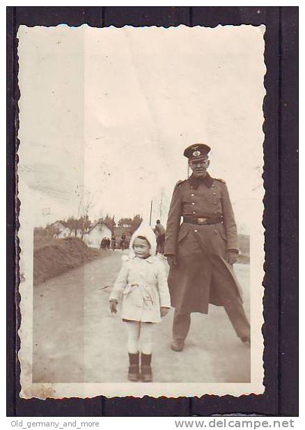 WW II Soldat Mit Seiner Tochter - Guerre, Militaire