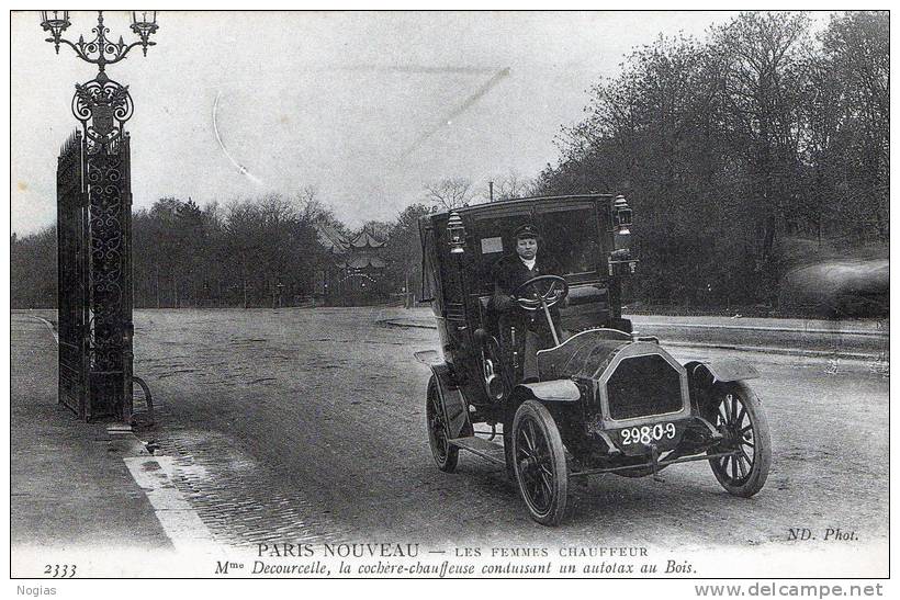 LES FEMMES CHAUFFEUR  - MME DECOURCELLE, LA COCHERE-CHAUFFEUSE CONDUISANT UN AUTOTAX AU BOIS - TOP !!! - Taxis & Huurvoertuigen