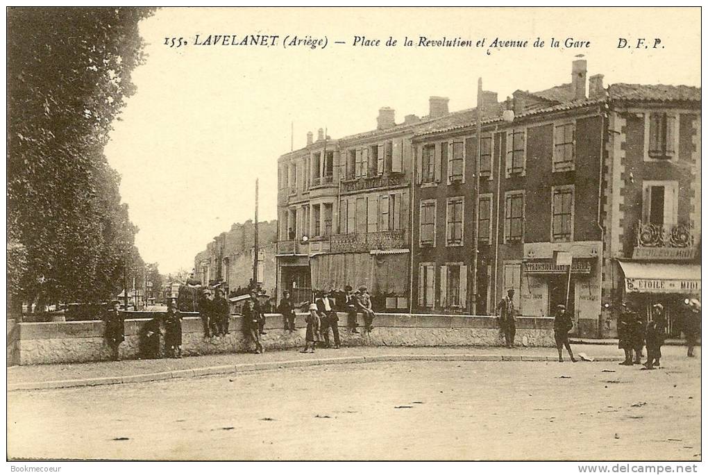 09  LAVELANET  PLACE DE LA REVOLUTION ET AVENUE DE LA GARE   155     D.F.P. - Lavelanet