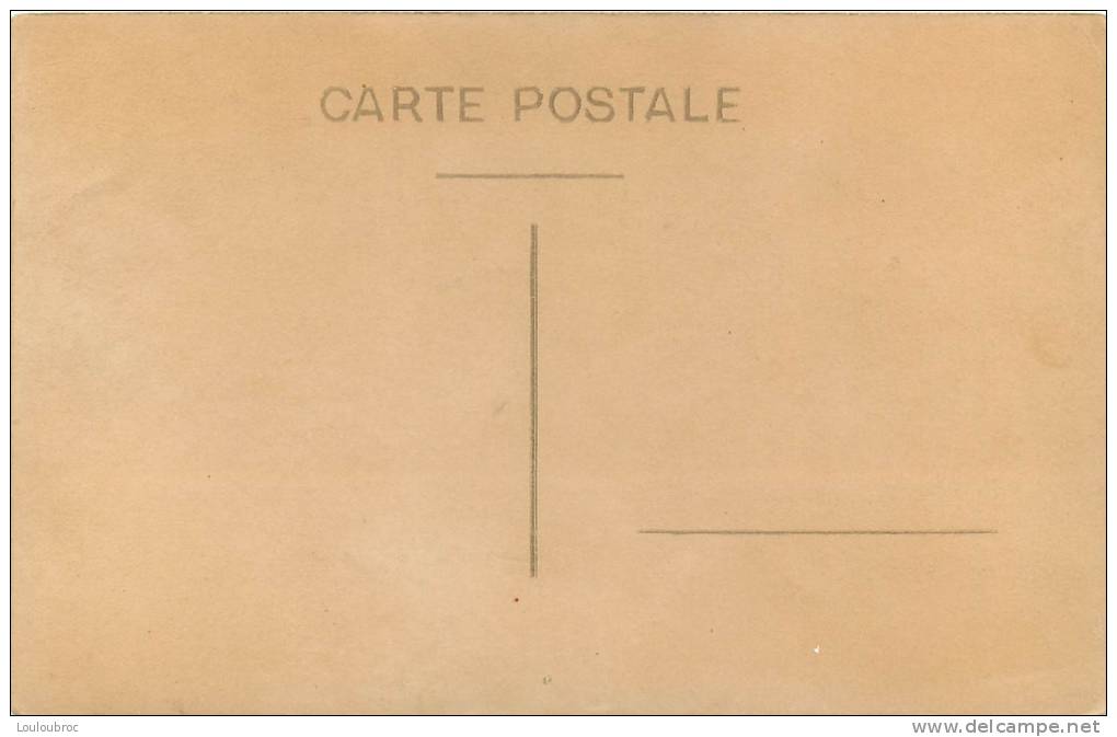 61 CARTE PHOTO NON IDENTIFIEE AVEC PLUSIEURS NOMS DE QUOTIDIENS - A Identifier