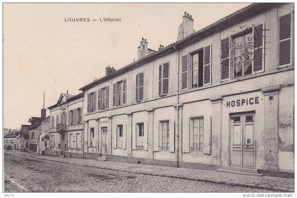 LOUVRES L'Hôpital  Au-dessus Du Porche Hospice. Bâtiment Voisin : Mairie Et Ecole Des Filles. - Louvres
