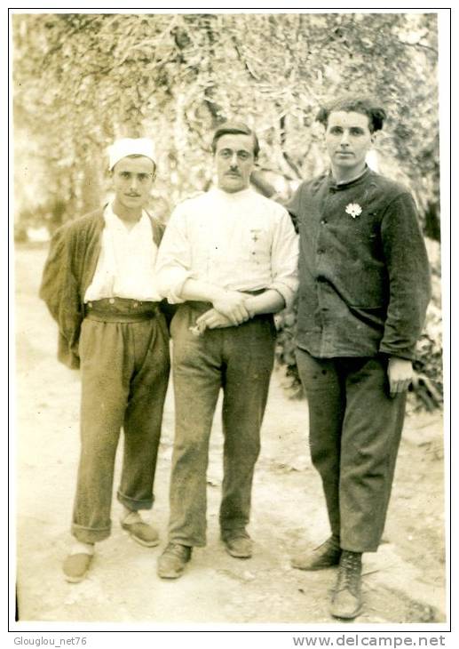 83-ST-MANDRIER CARTE PHOTO AVEC 3 HOMMES .....QUI RECONNAITRA?.. - Saint-Mandrier-sur-Mer