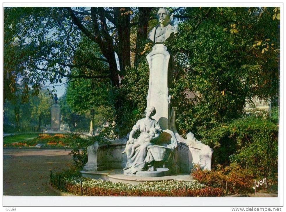 Lille - SQUARE FOCH ET STATUE DE DESROUSSEAUX - Lille