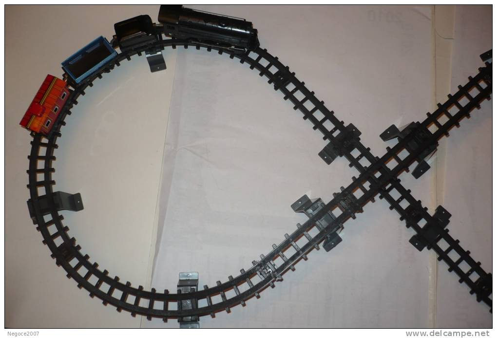 RARE!!! circuit complet de train à piles avec sa boite d'origine ( des années 1960 )