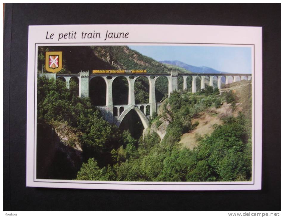 Train Jaune Sur Le Viaduc De Sejourne, Près De Villefranche De Conflent - Structures