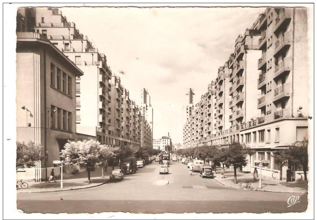 Belle Cpsm 804  LYON. VILLEURBANNE. Avenue Henri Barbusse Et Les Gratte.Ciel - Altri & Non Classificati