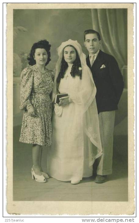 C Photo   Jeune Fille à ça Communion  Avec Ces Parents  Vers 1940/45 - Communion