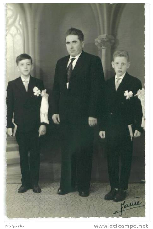 CPhoto   2 Communions Avec Leur  Père Tbe Vers 1940 - Communion