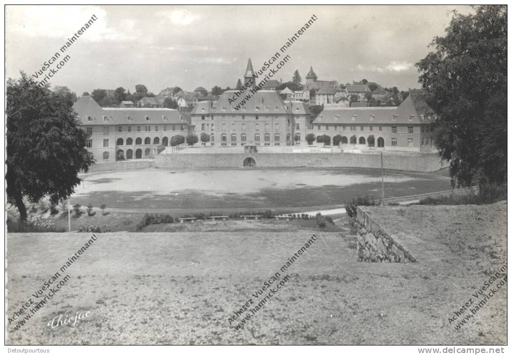 EGLETONS Corrèze 19 : Groupe Albert Thomas ( école Scolaire ) Côté Cour ( Terrain De Foot ) - Egletons