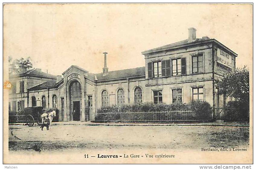 Val D Oise - Ref 253- Louvres - La Gare - Vue Exterieure - - Louvres