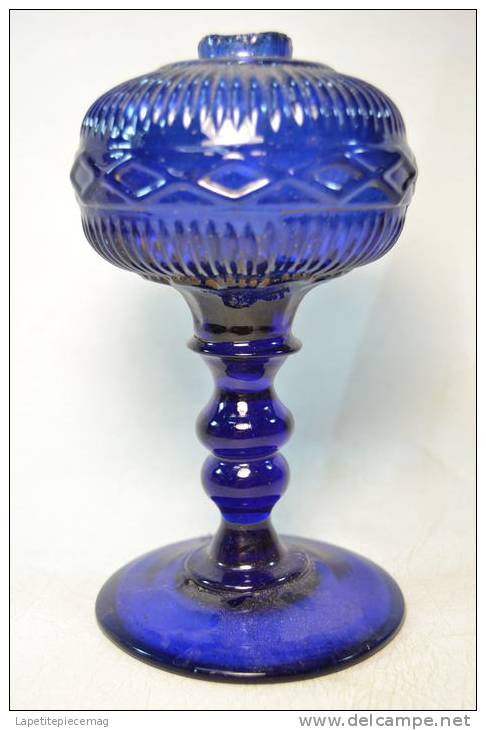 Ancienne Base De Lampe A Pétrole / Huile En Verre Bleu. Verre Soufflé - Lantaarns & Kroonluchters