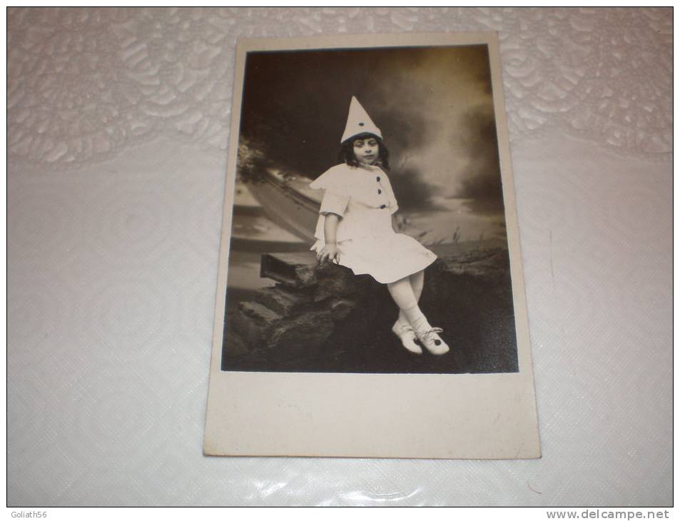 CPA Carte Photo Ancienne D´une Petite Fille Déguisée En Clown Ou Pierrot - Photographie