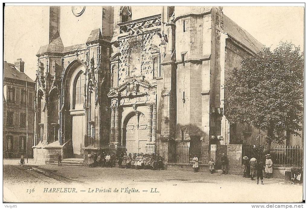 76 -  HARFLEUR - Vue Très Animée Devant Le Portail De L' Eglise - Harfleur