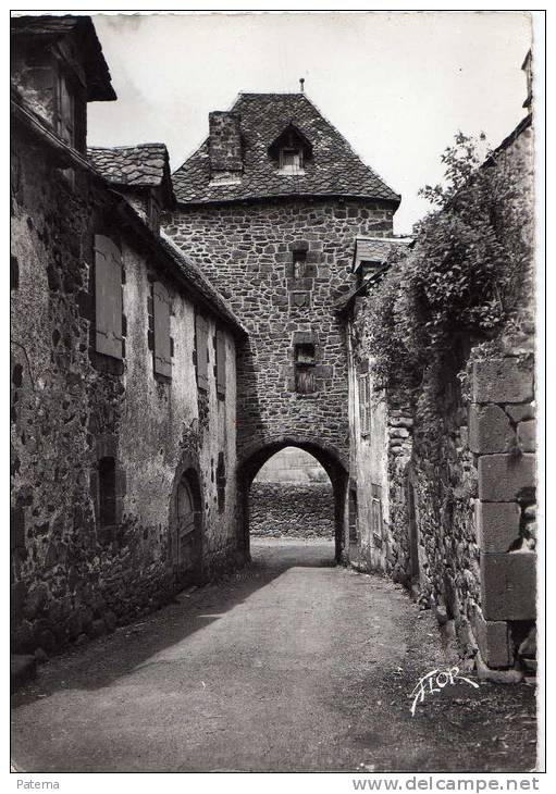 Postal,Salers  Cantal,La Porte De La Martille,, Francia ,post Card - Otros & Sin Clasificación