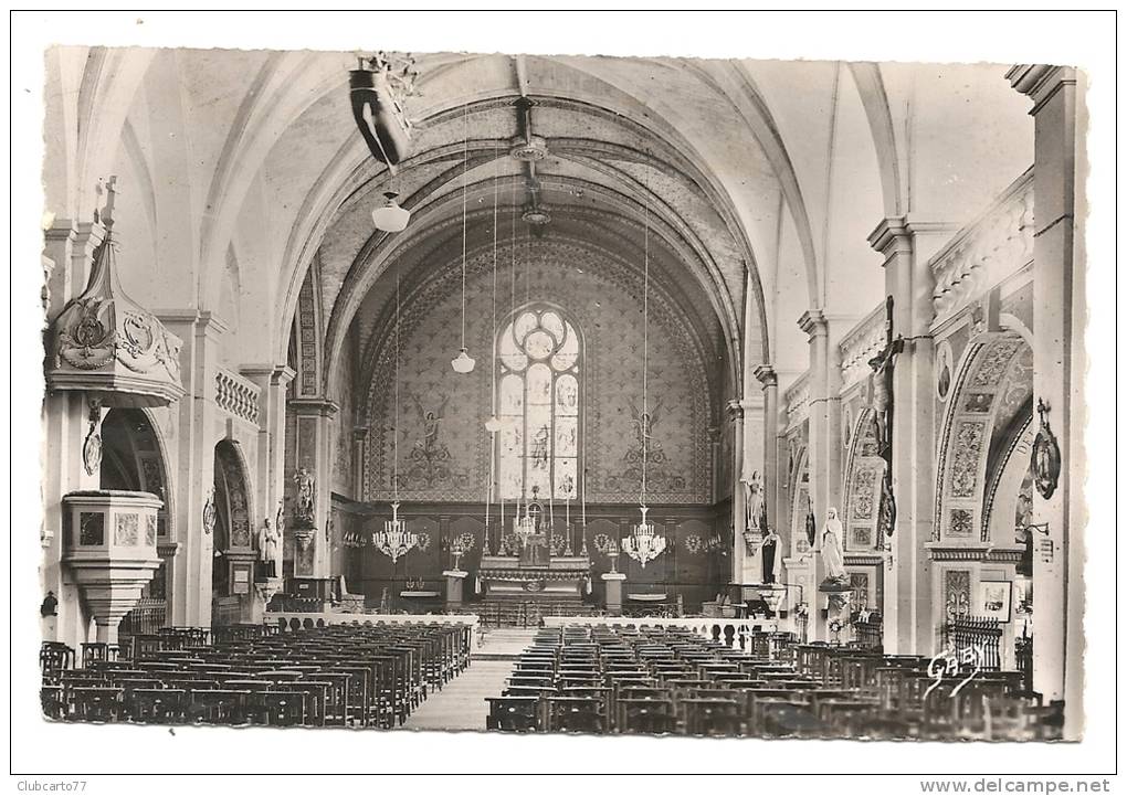 Marennes (17) :L'intérieur De L´église En 1950. - Marennes