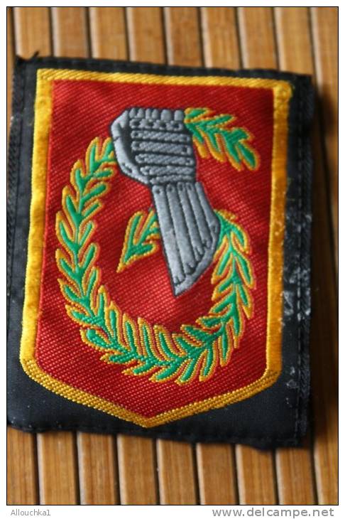 MILITARIA BLASON ECUSSON MILITAIRE BRODE EN TISSU ARMEE DE TERRE FRANCE GANT DE FER REGIMENT/CIE  VERT JAUNE GRIS /NOIR - Patches