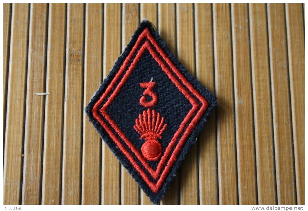 MILITARIA BLASON ECUSSON MILITAIRE BRODE EN TISSU 3 E REGIMENT   CIE NATIONALE  DE FRANCE ROUGE ET NOIR - Patches