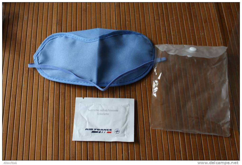 BANDEAU BLEU  POUR DORMIR  DANS L'AVION ET SERVIETTE RAFFRAICHISSANTE COMPAGNIE AERIENNE AIR FRANCE - Autres & Non Classés