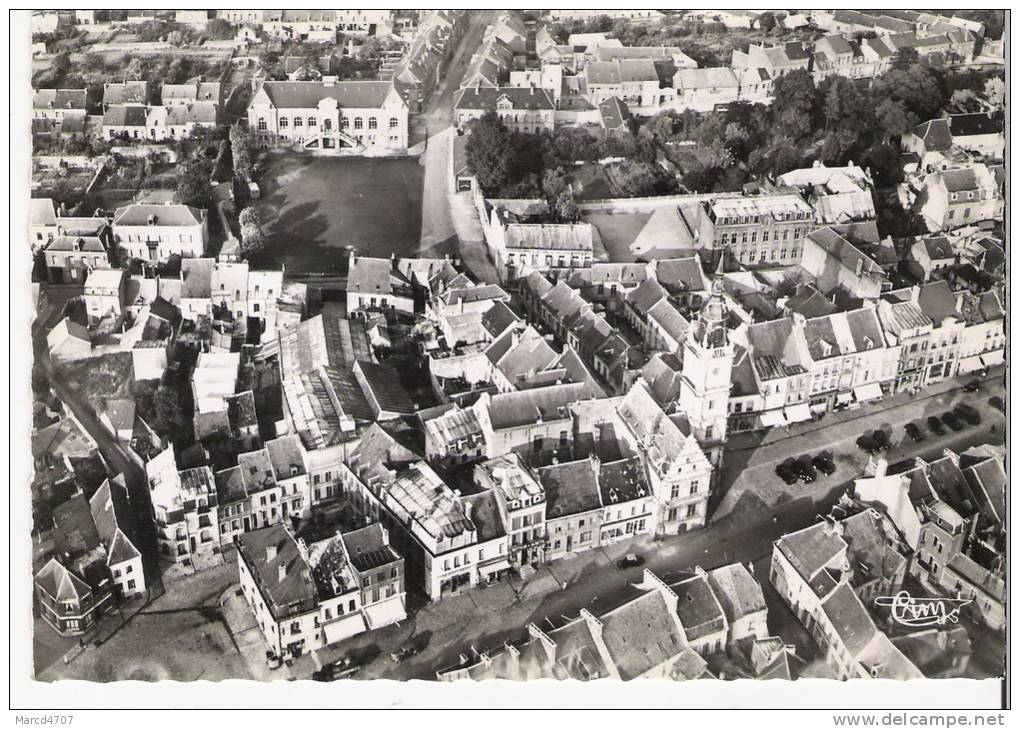 LE CATEAU 59 Nord Vue Aérienne Sur Le Beffroi Et La Salle Des Fêtes Carte Dentelée Véritable Photo - Le Cateau