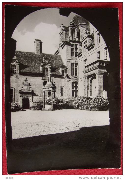 Dep 29 , Cpm  SAINT VOUGAY , Le Chateau De Kerjean , La Cour (angle Nord-Ouest) 29.271.7288.005  (V3.149) - Saint-Vougay