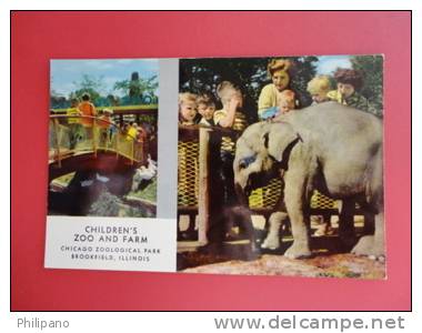 Elephants  Children's Zoo & Farm Brookfield Il Early Chrome  = =  = =   Ref 351 - Elefanti